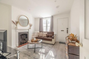 Cosy Cottage: Your Central Windsor Retreat